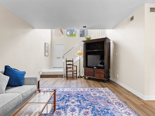 1146 Fountain View Drive 204, Houston TX 77057