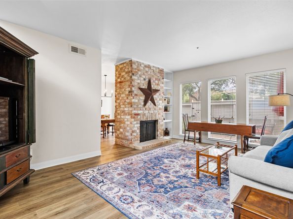 1146 Fountain View Drive 204, Houston TX 77057