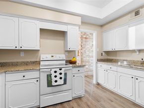 1146 Fountain View Drive 204, Houston TX 77057