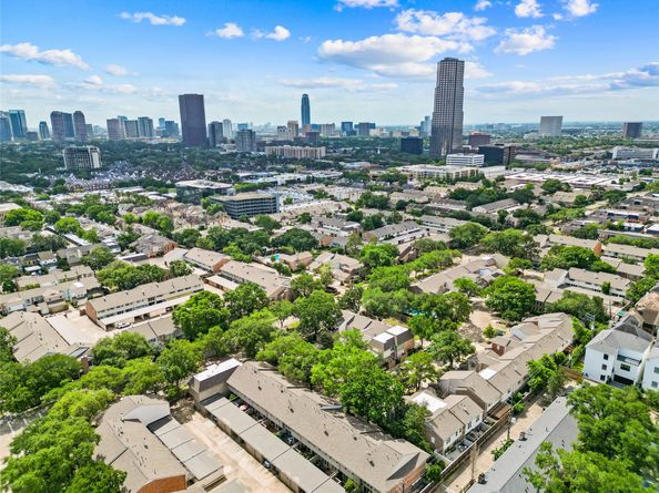1146 Fountain View Drive 204, Houston TX 77057