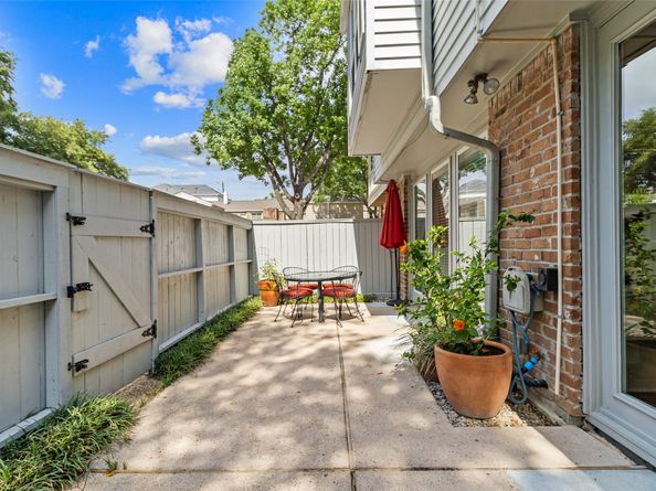 1146 Fountain View Drive 204, Houston TX 77057