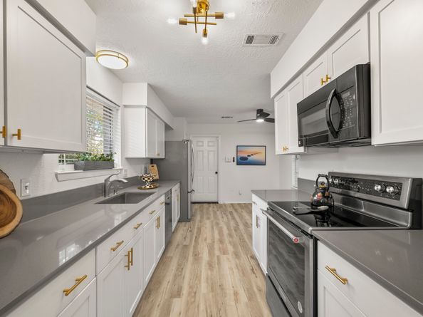 2531 Colonial Ridge Drive, Friendswood TX 77546