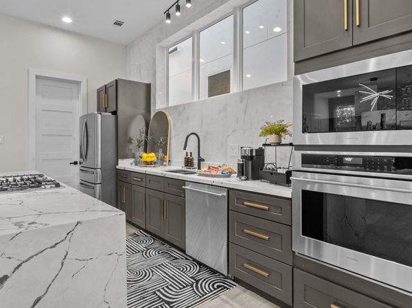 911 Thompson Street, Houston TX 77007