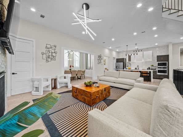 911 Thompson Street, Houston TX 77007