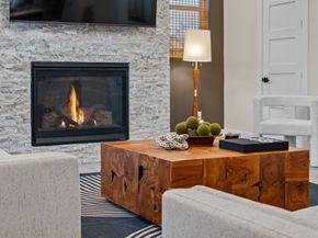 911 Thompson Street, Houston TX 77007