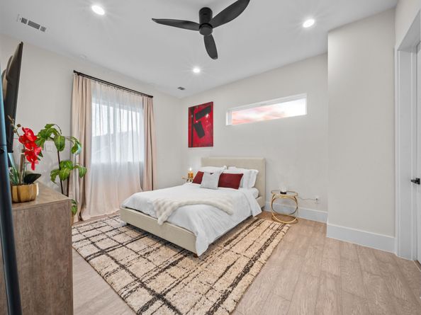 911 Thompson Street, Houston TX 77007