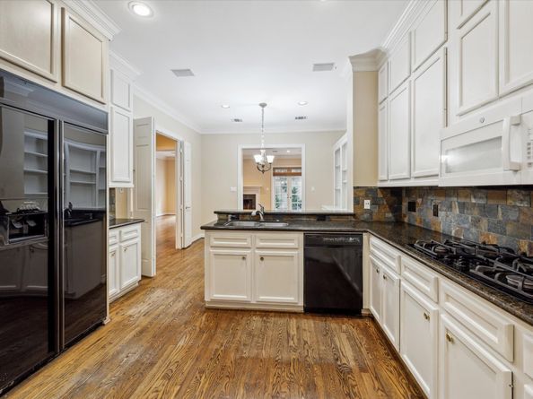2 S Briar Hollow Lane 2, Houston TX 77027