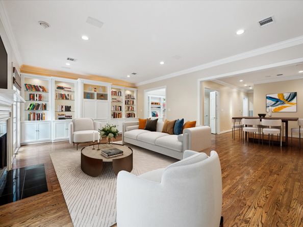 2 S Briar Hollow Lane 2, Houston TX 77027