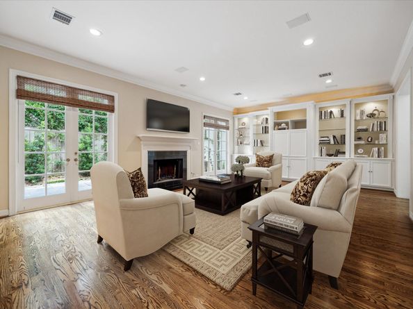 2 S Briar Hollow Lane 2, Houston TX 77027