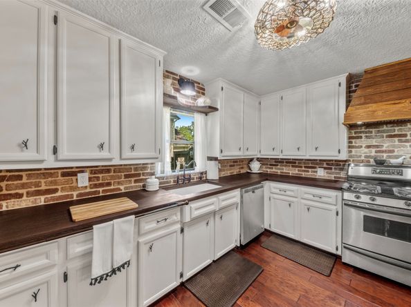 516 Clayton Street, Tomball TX 77375