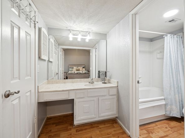 2592 Bering, Houston TX 77057