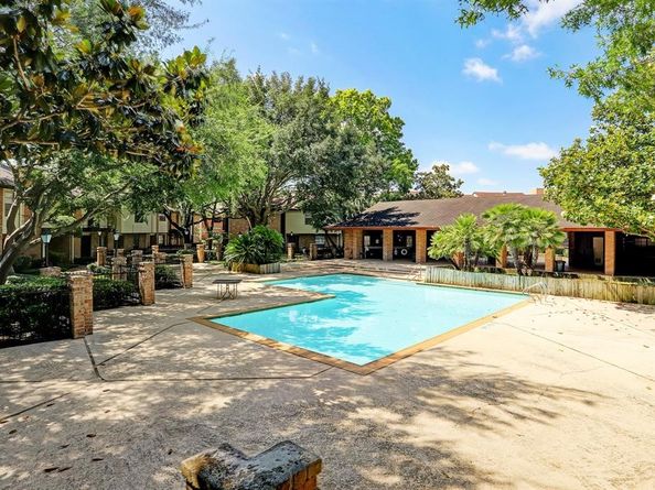 2592 Bering, Houston TX 77057