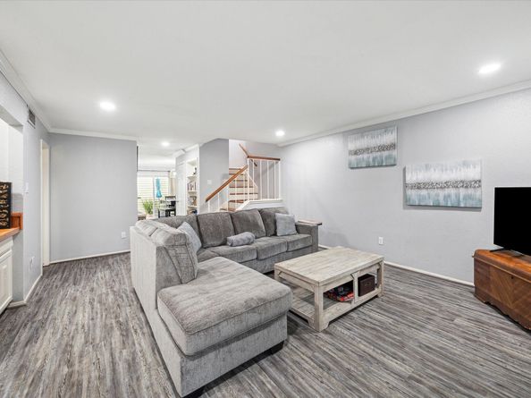 2592 Bering, Houston TX 77057