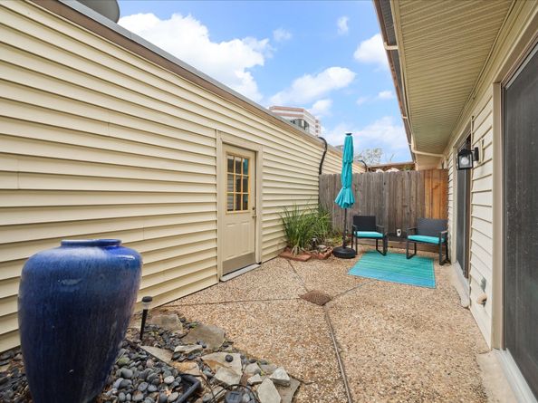 2592 Bering, Houston TX 77057