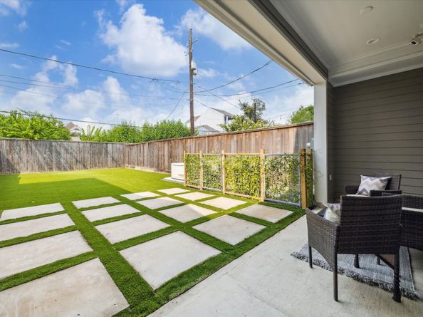 221 W 26th Street B, Houston TX 77008