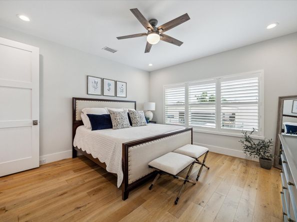 221 W 26th Street B, Houston TX 77008