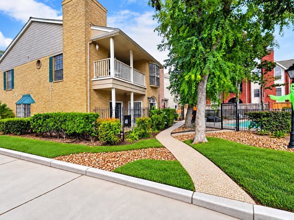 2220 Bering Drive 12, Houston TX 77057