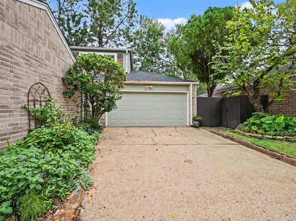 12800 Briar Forest Drive 16, Houston TX 77077