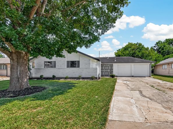 5923 Heatherbrook Drive, Houston TX 77085