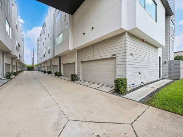 5929 E Post Oak Lane, Houston TX 77055