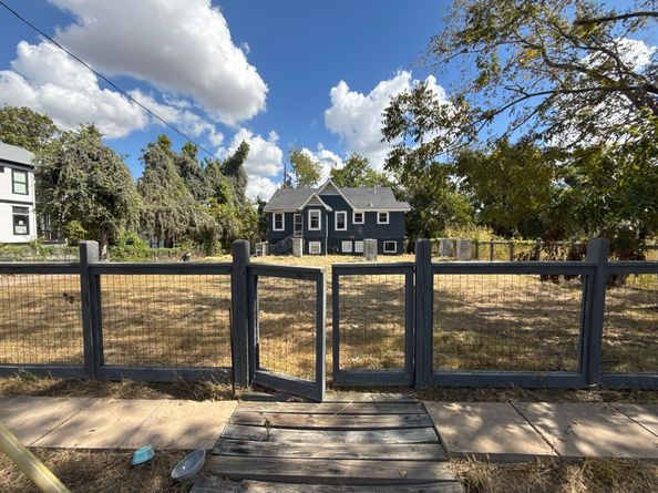 611 Mathis Street, Houston TX 77009