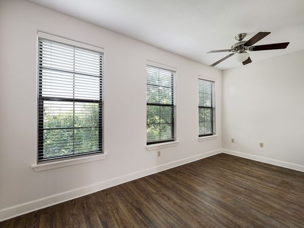 1602 Elgin Street 13, Houston TX 77004