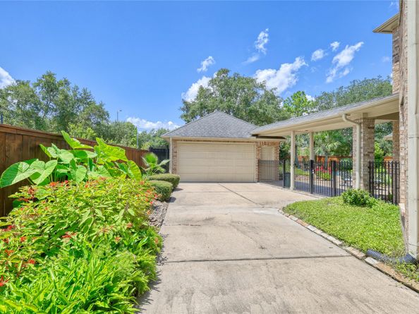 11723 Gallant Ridge Lane, Houston TX 77082