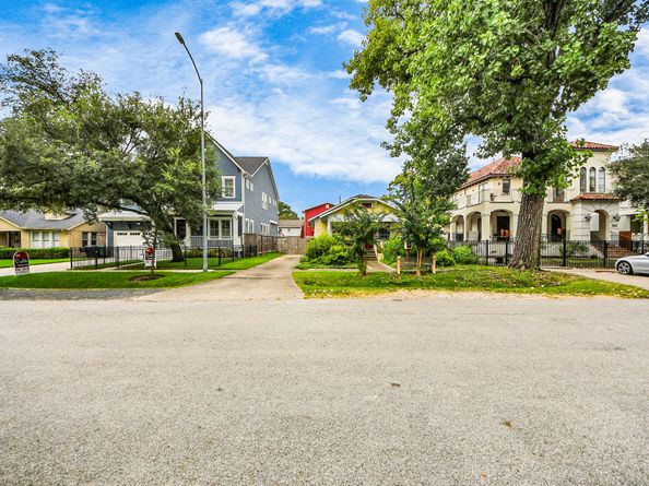 729 E 9th Street, Houston TX 77007