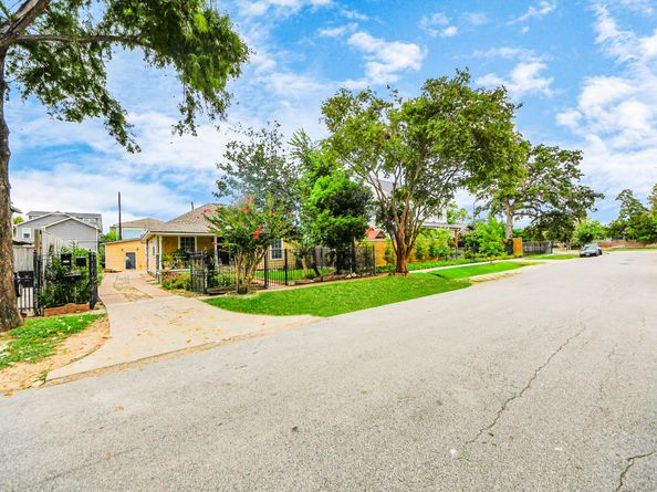729 E 9th Street, Houston TX 77007
