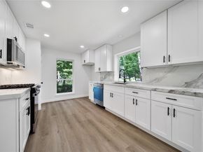 70 Breezy Point Place, The Woodlands TX 77381