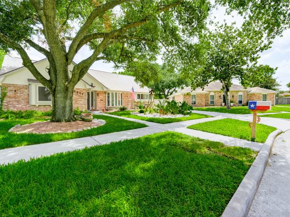 12327 Meadowhollow Drive, Meadows Place TX 77477