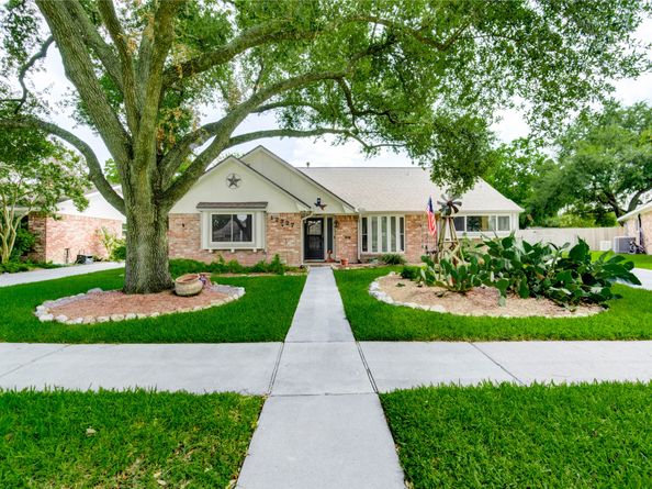 12327 Meadowhollow Drive, Meadows Place TX 77477