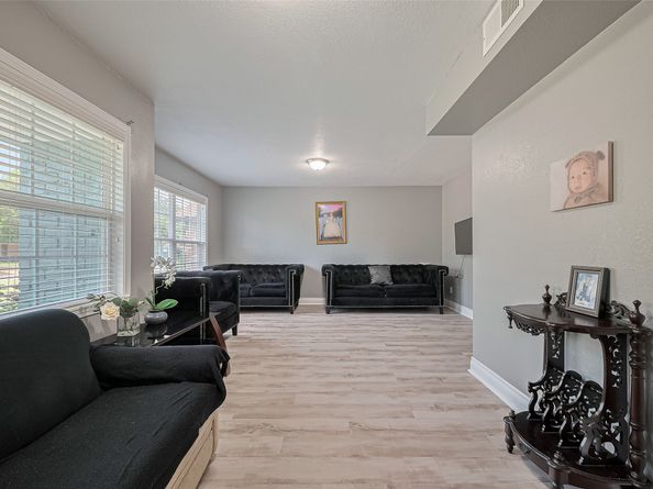5822 Shurmard Drive, Houston TX 77092
