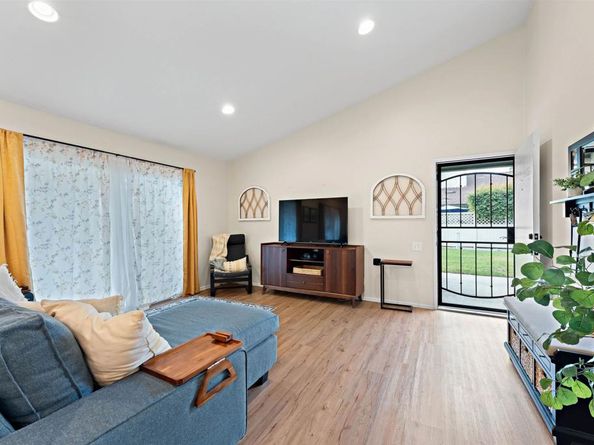 517 Smoketree Gln, Escondido CA 92026