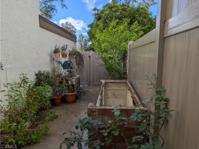 10044 Larwin 3, Chatsworth CA 91311