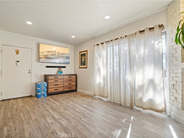 21219 Roscoe, Canoga Park CA 91304