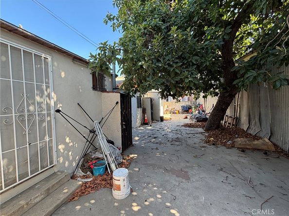 5746 Holmes Avenue, Los Angeles CA 90058