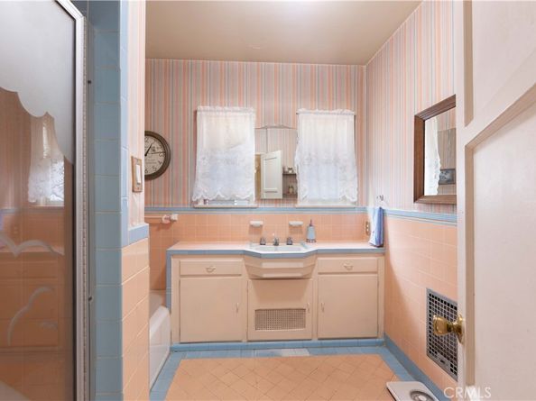 2040 W 82nd Street, Los Angeles CA 90047