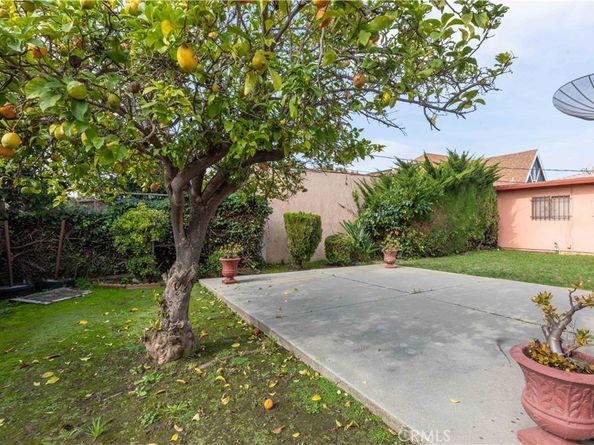 2040 W 82nd Street, Los Angeles CA 90047