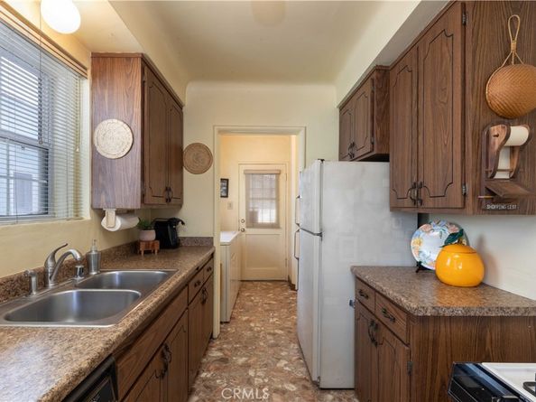 2040 W 82nd Street, Los Angeles CA 90047