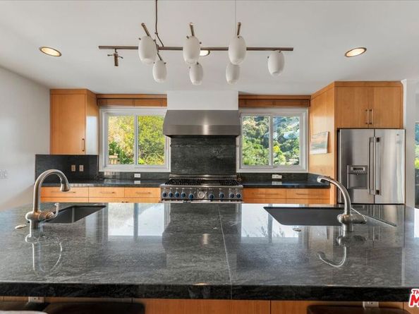 9581 Stuart Lane, Beverly Hills CA 90210