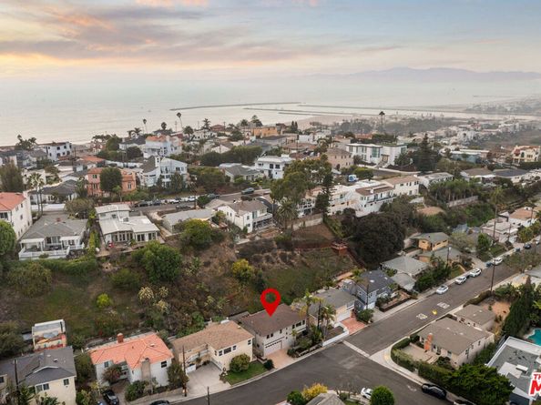 7135 Earldom Avenue, Playa Del Rey CA 90293