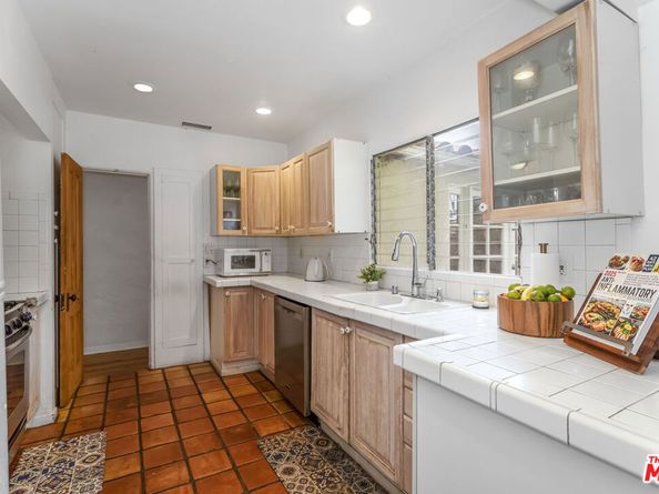 11208 Kling Street, North Hollywood CA 91602