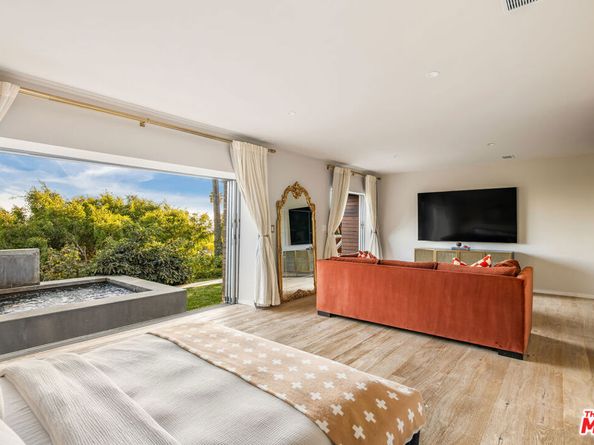 7924 Hillside Avenue, Los Angeles CA 90046