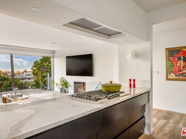 7924 Hillside Avenue, Los Angeles CA 90046