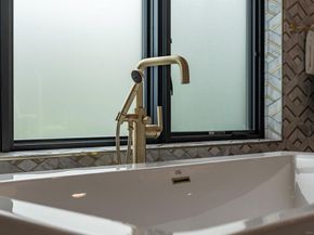 6389 Castejon, La Jolla CA 92037