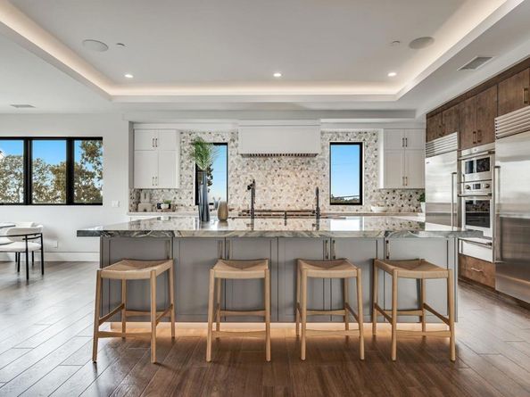 6389 Castejon, La Jolla CA 92037