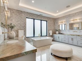 6389 Castejon, La Jolla CA 92037