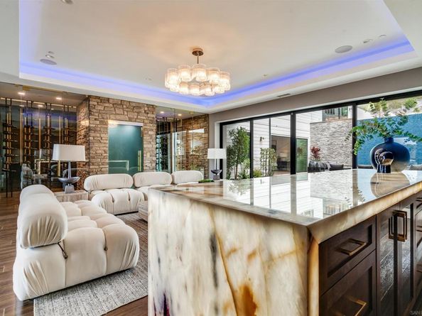 6389 Castejon, La Jolla CA 92037