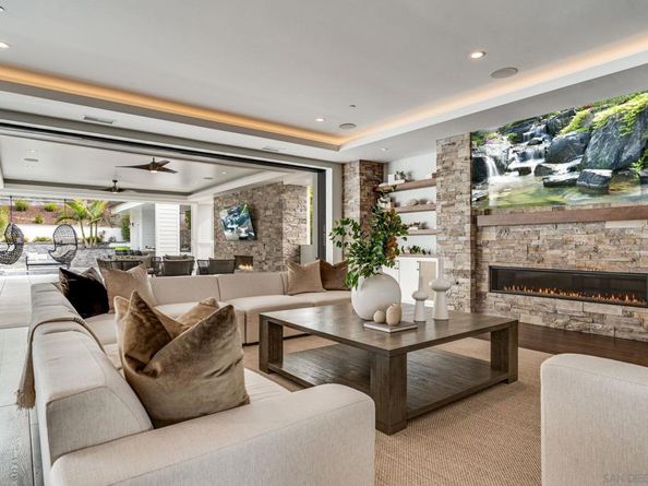 6389 Castejon, La Jolla CA 92037